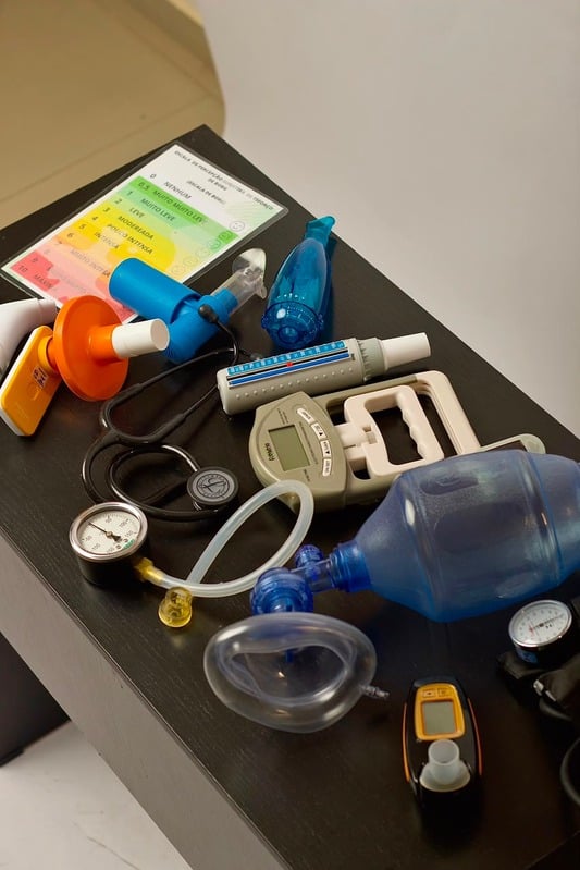 Bancada com equipamentos de fisioterapia respiratória: inaladores, estetoscópio, oxímetro e ressuscitador manual