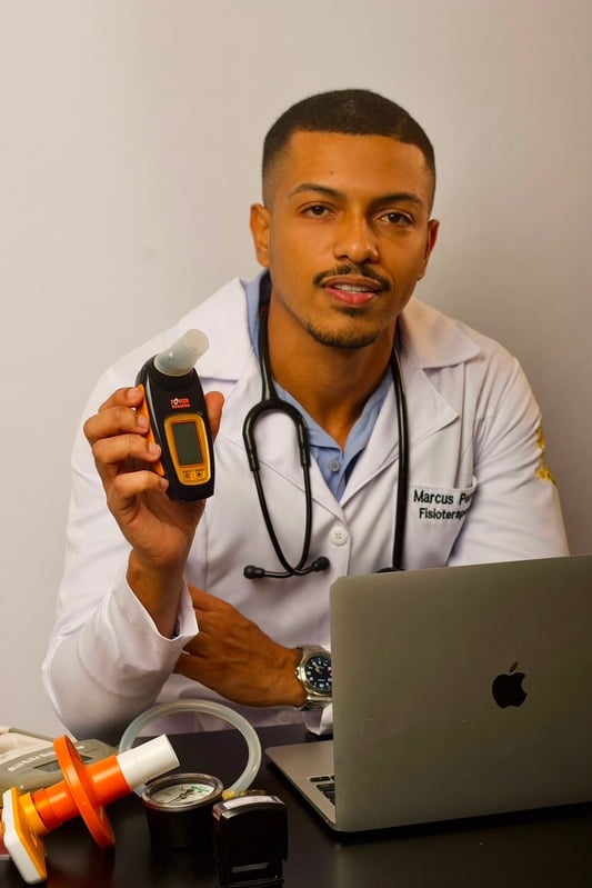 Marcus Pereira apresentando um aparelho digital de avaliação respiratória